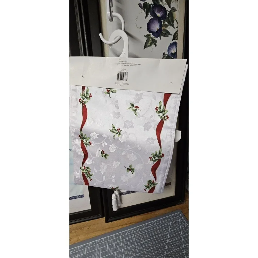 NWT December‎ Home fabric runner 13